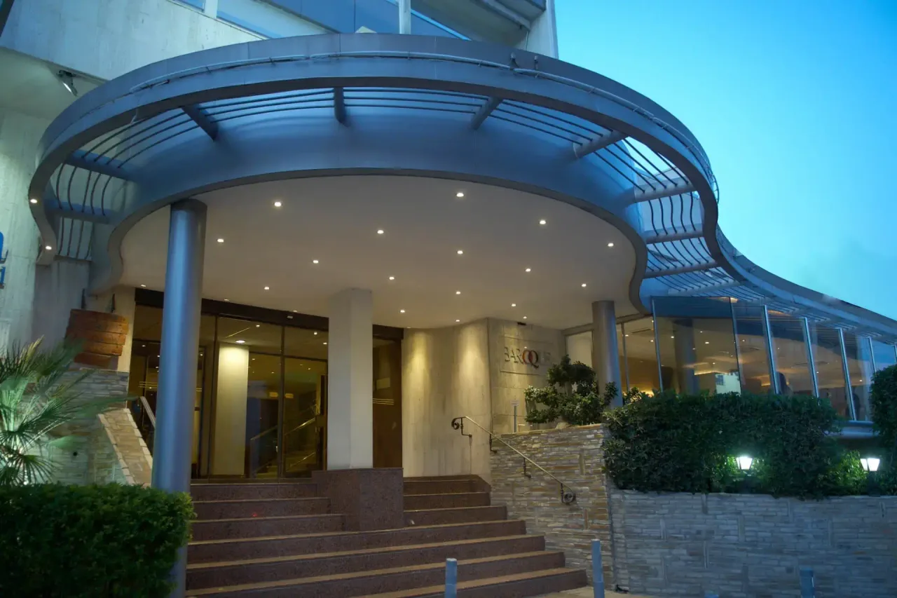 Cleopatra Hotel — โรงแรมในนิโคเซีย