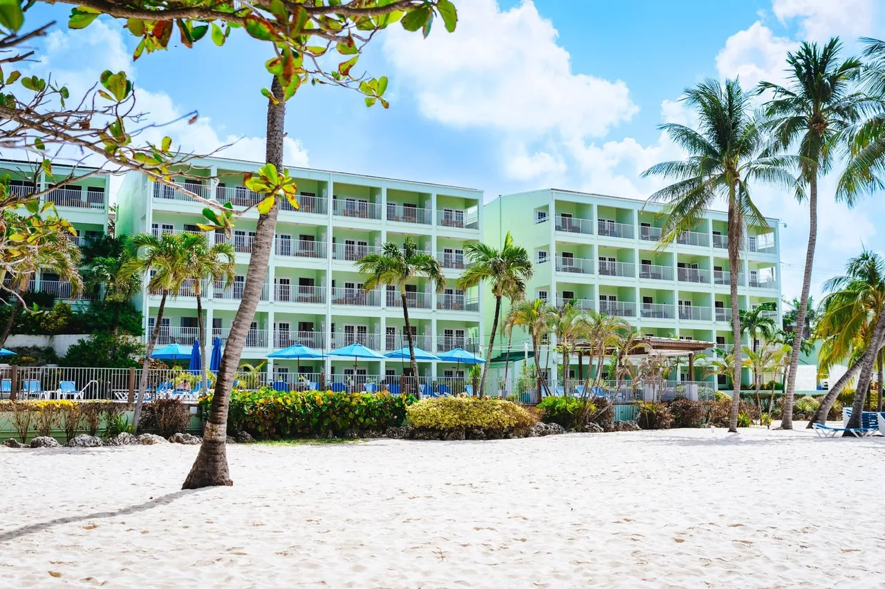Coconut Court Beach Hotel — โรงแรมในบริดจ์ทาวน์