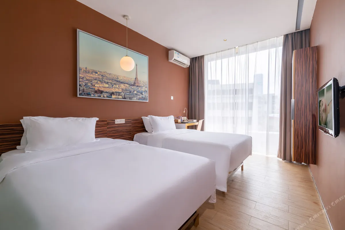 Colour Inn (Shenzhen Dongmen) — rooms and atmosphere