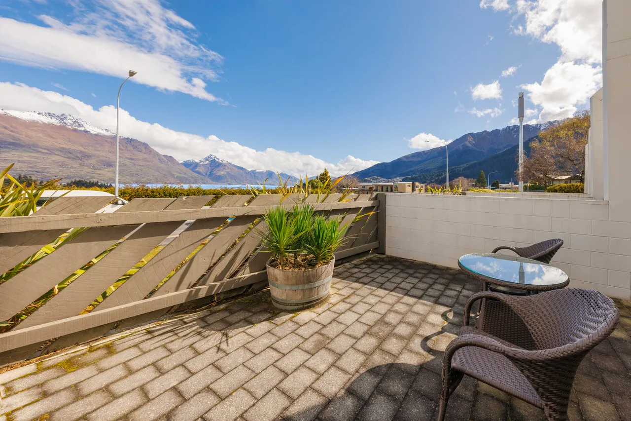 Copthorne Hotel & Apartments Queenstown Lakeview — rooms and atmosphere