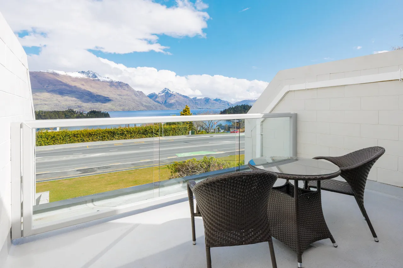 Copthorne Hotel & Apartments Queenstown Lakeview — rooms and atmosphere