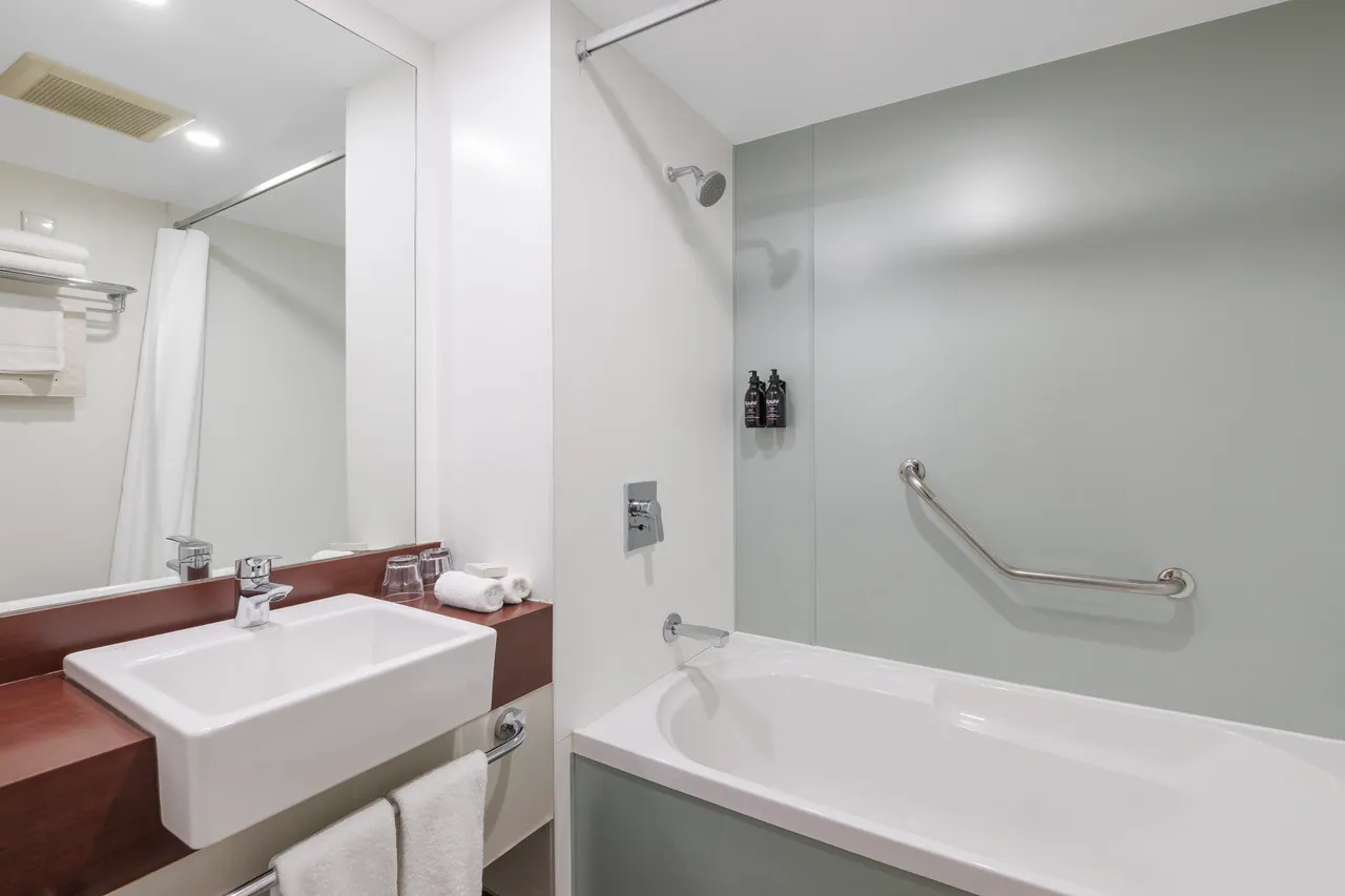 Copthorne Hotel & Apartments Queenstown Lakeview — rooms and atmosphere