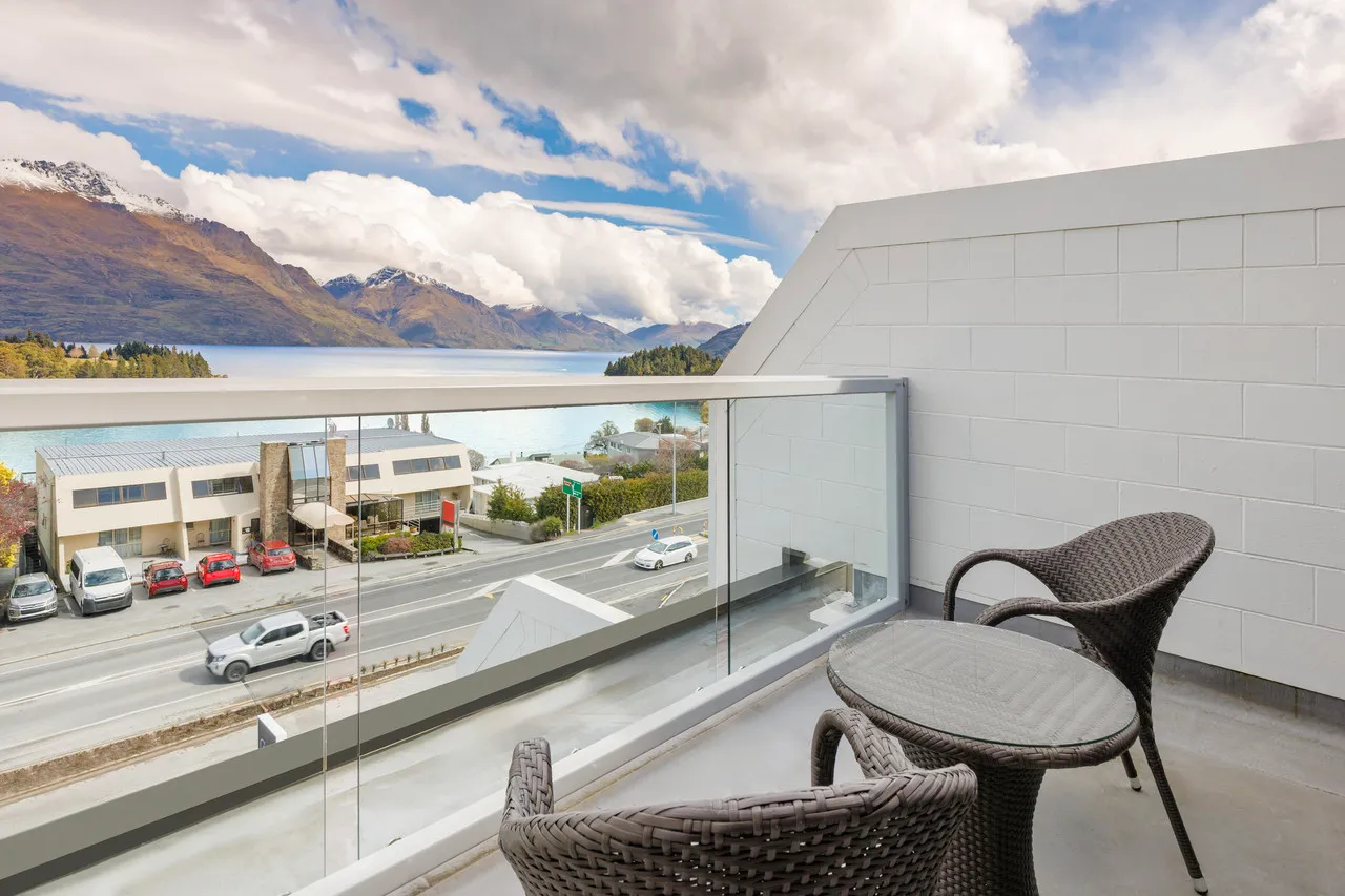 Copthorne Hotel & Apartments Queenstown Lakeview — rooms and atmosphere