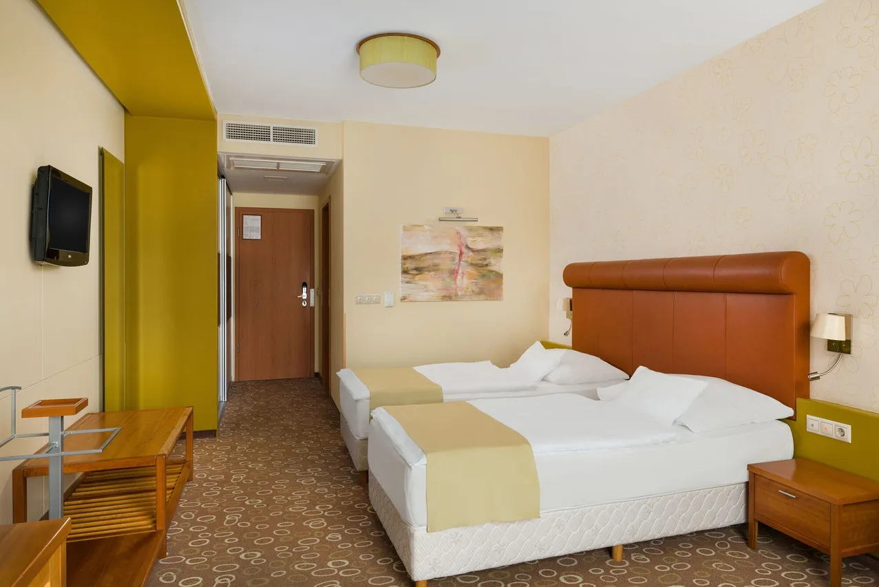 Corso Hotel Pécs — rooms and atmosphere