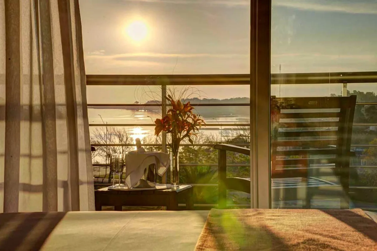 Costa Colonia - Riverside Boutique Hotel — ภาพห้องพักและบรรยากาศ