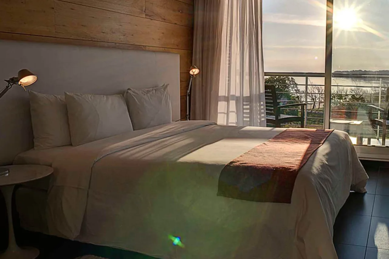Costa Colonia - Riverside Boutique Hotel — ภาพห้องพักและบรรยากาศ