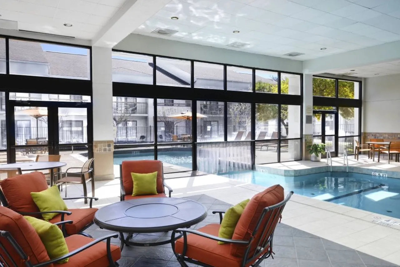 Courtyard by Marriott Dallas Arlington/Entertainment District — ภาพห้องพักและบรรยากาศ
