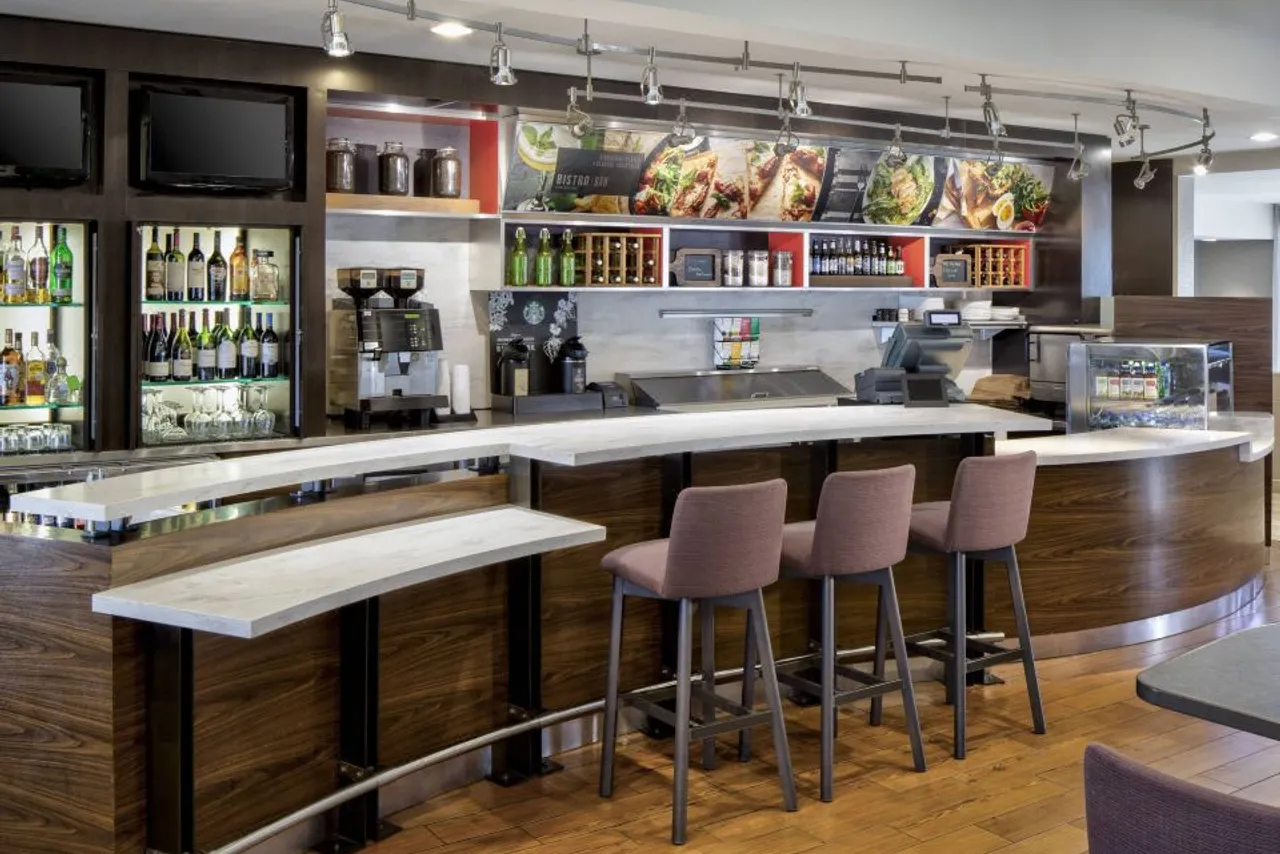 Courtyard by Marriott Dallas Arlington/Entertainment District — ภาพห้องพักและบรรยากาศ