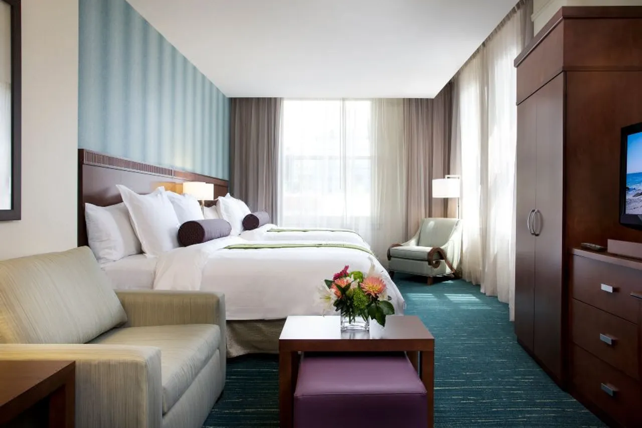 Courtyard by Marriott Seattle Downtown/Pioneer Square — rooms and atmosphere