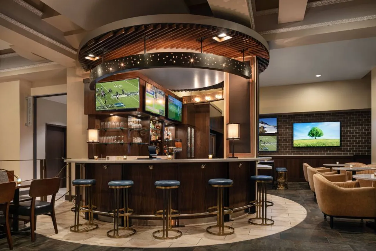 Courtyard by Marriott Seattle Downtown/Pioneer Square — rooms and atmosphere