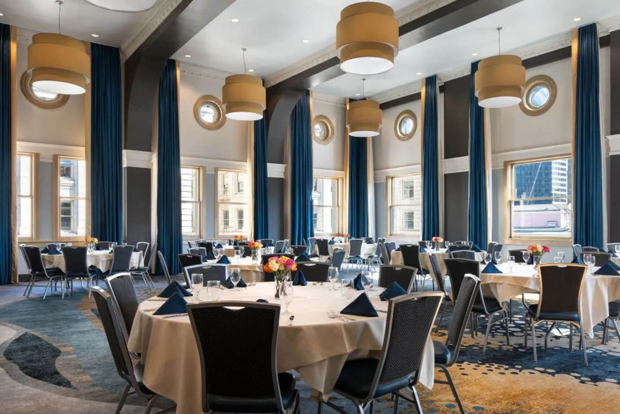 Courtyard by Marriott Seattle Downtown/Pioneer Square — rooms and atmosphere