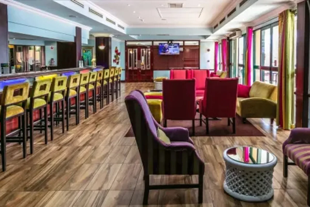 Cresta President Hotel — โรงแรมในกาโบโรเน
