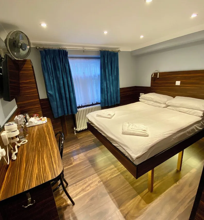 Crestfield Hotel London — rooms and atmosphere