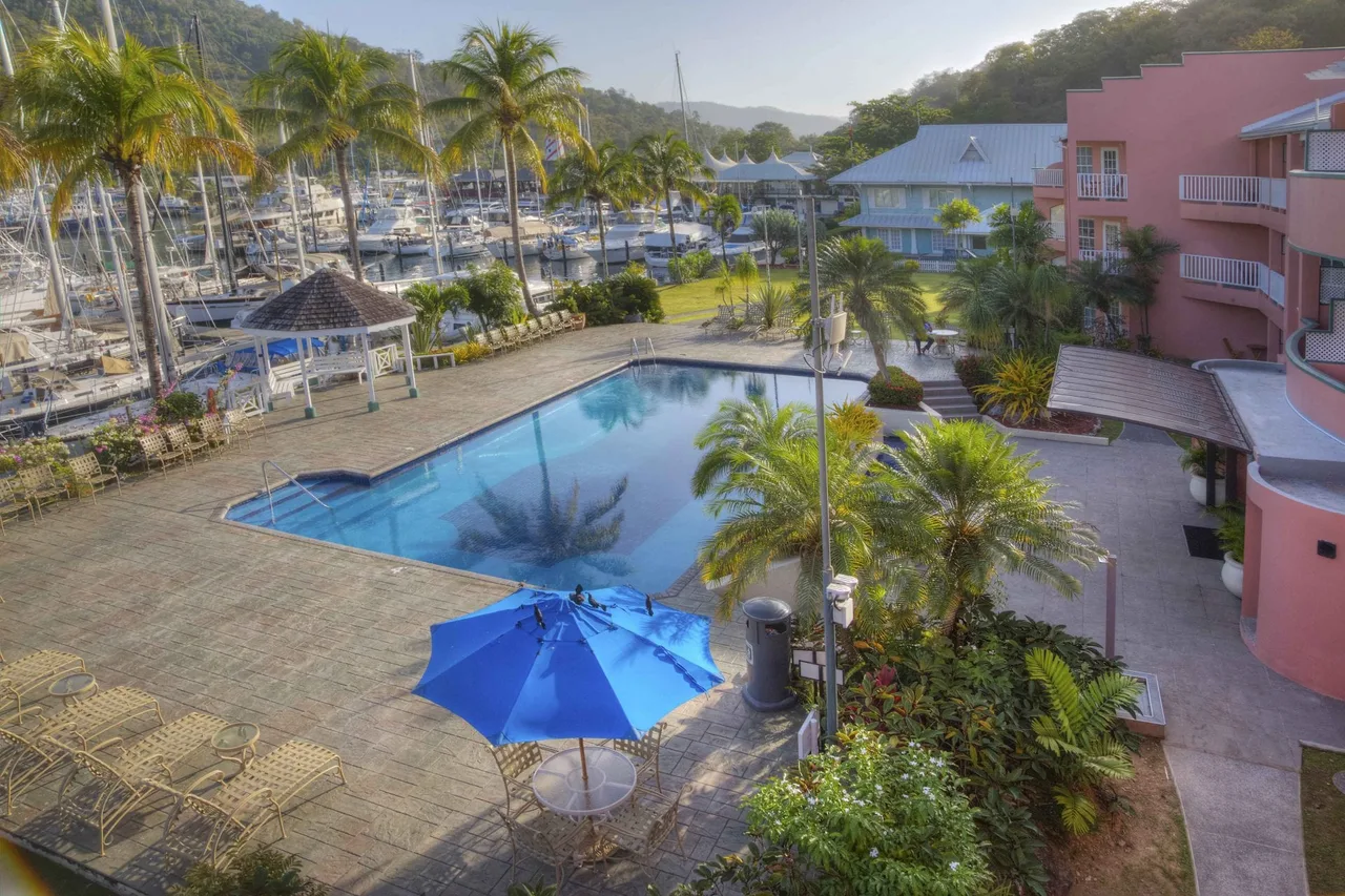 Crews Inn Hotel &amp; Yachting Centre — ภาพห้องพักและบรรยากาศ
