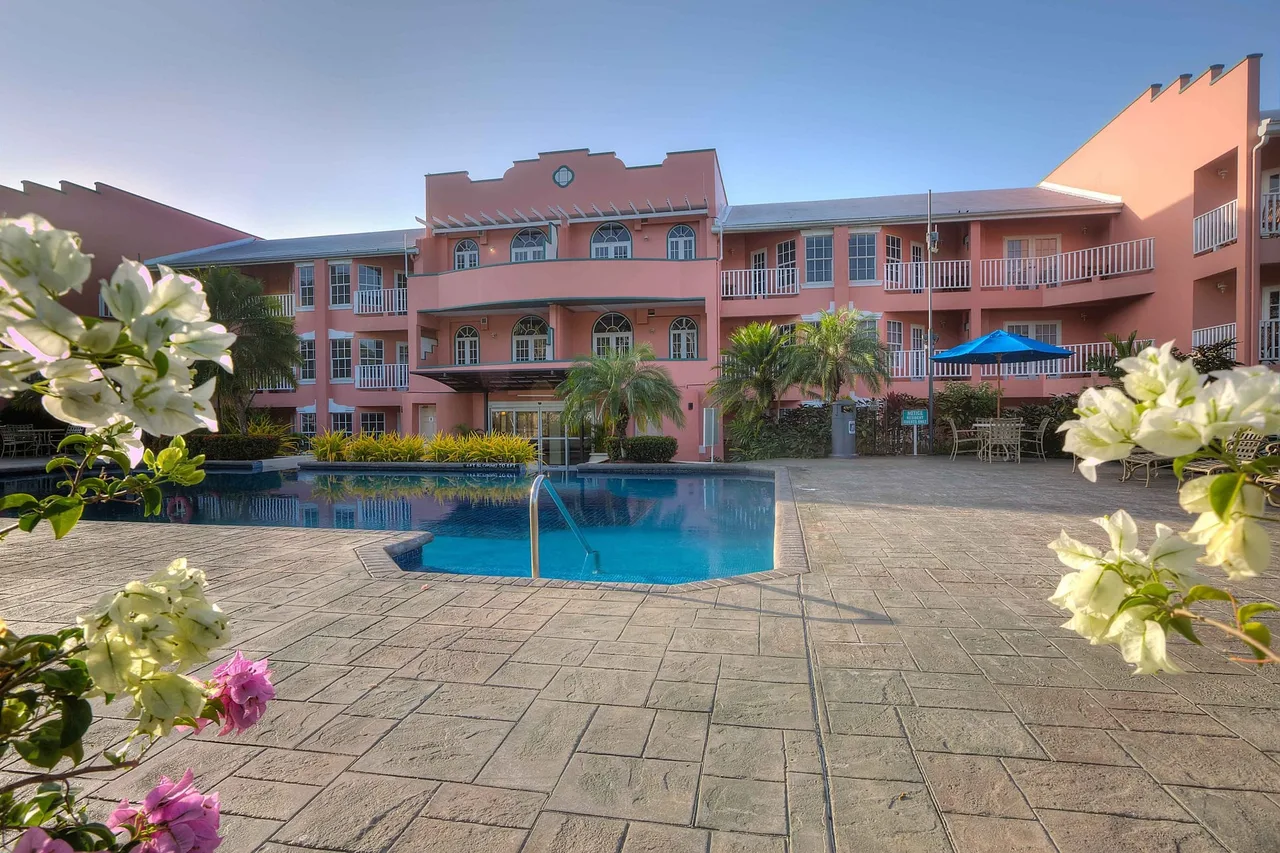 Crews Inn Hotel &amp; Yachting Centre — ภาพห้องพักและบรรยากาศ
