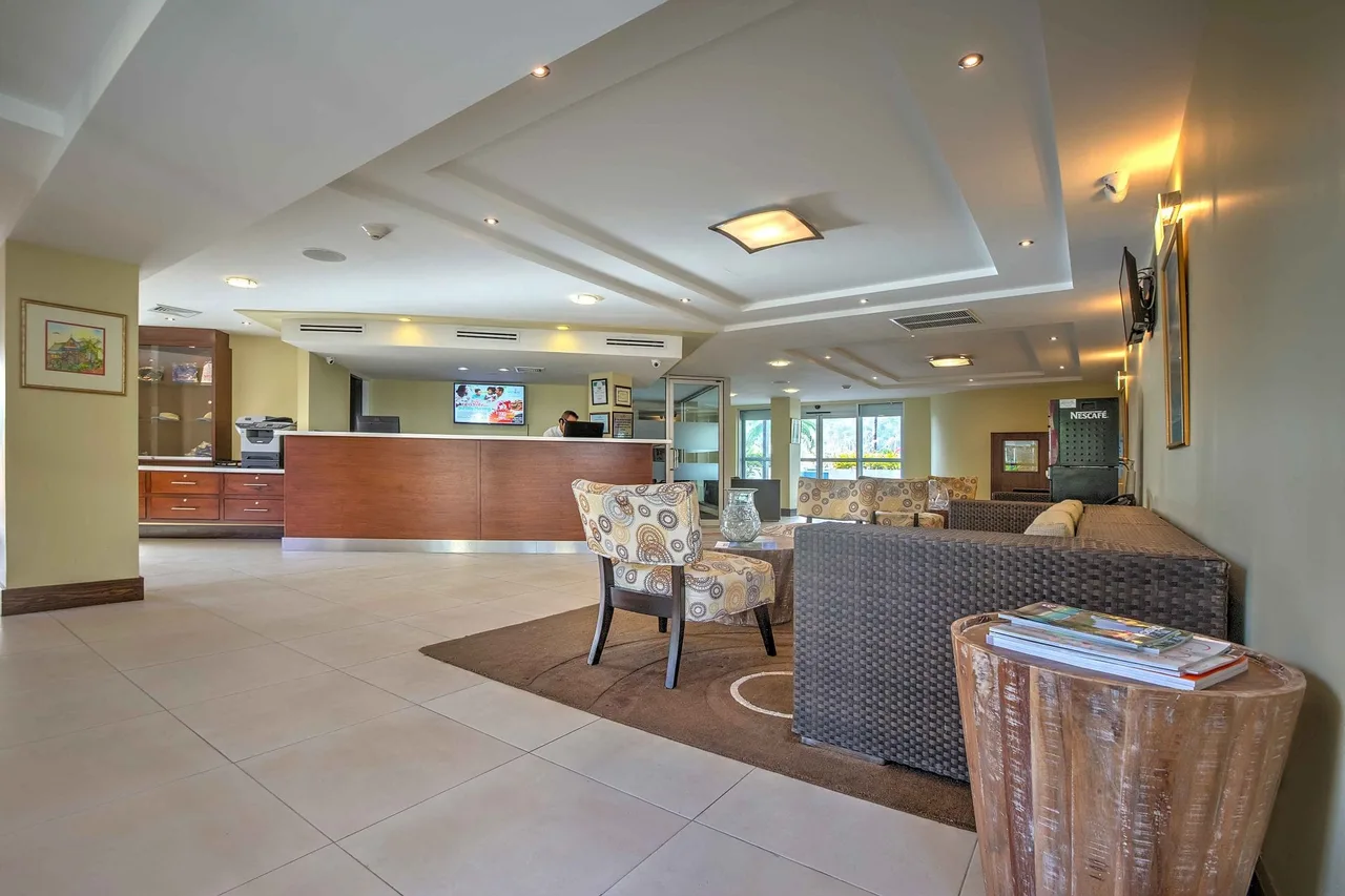 Crews Inn Hotel &amp; Yachting Centre — ภาพห้องพักและบรรยากาศ