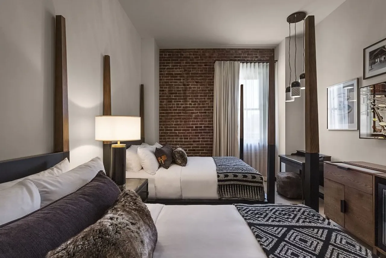 Crossroads Hotel — ภาพห้องพักและบรรยากาศ