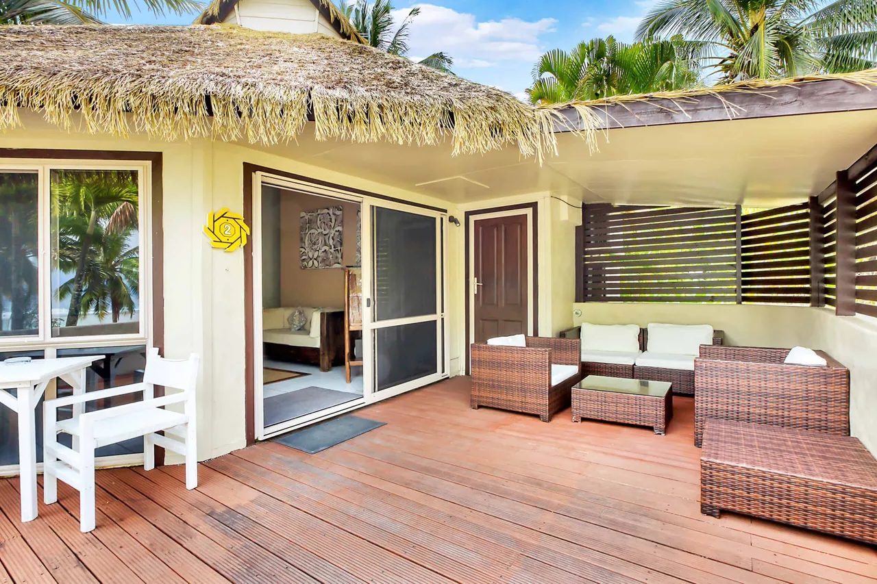 Crown Beach Resort &amp; Spa — โรงแรมในอาวารัว