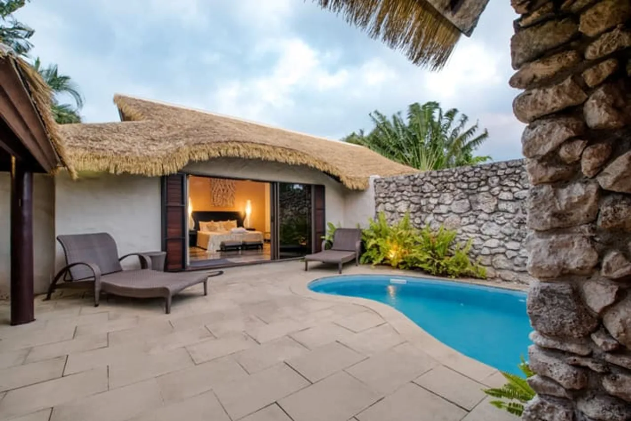 Crown Beach Resort &amp; Spa — rooms and atmosphere