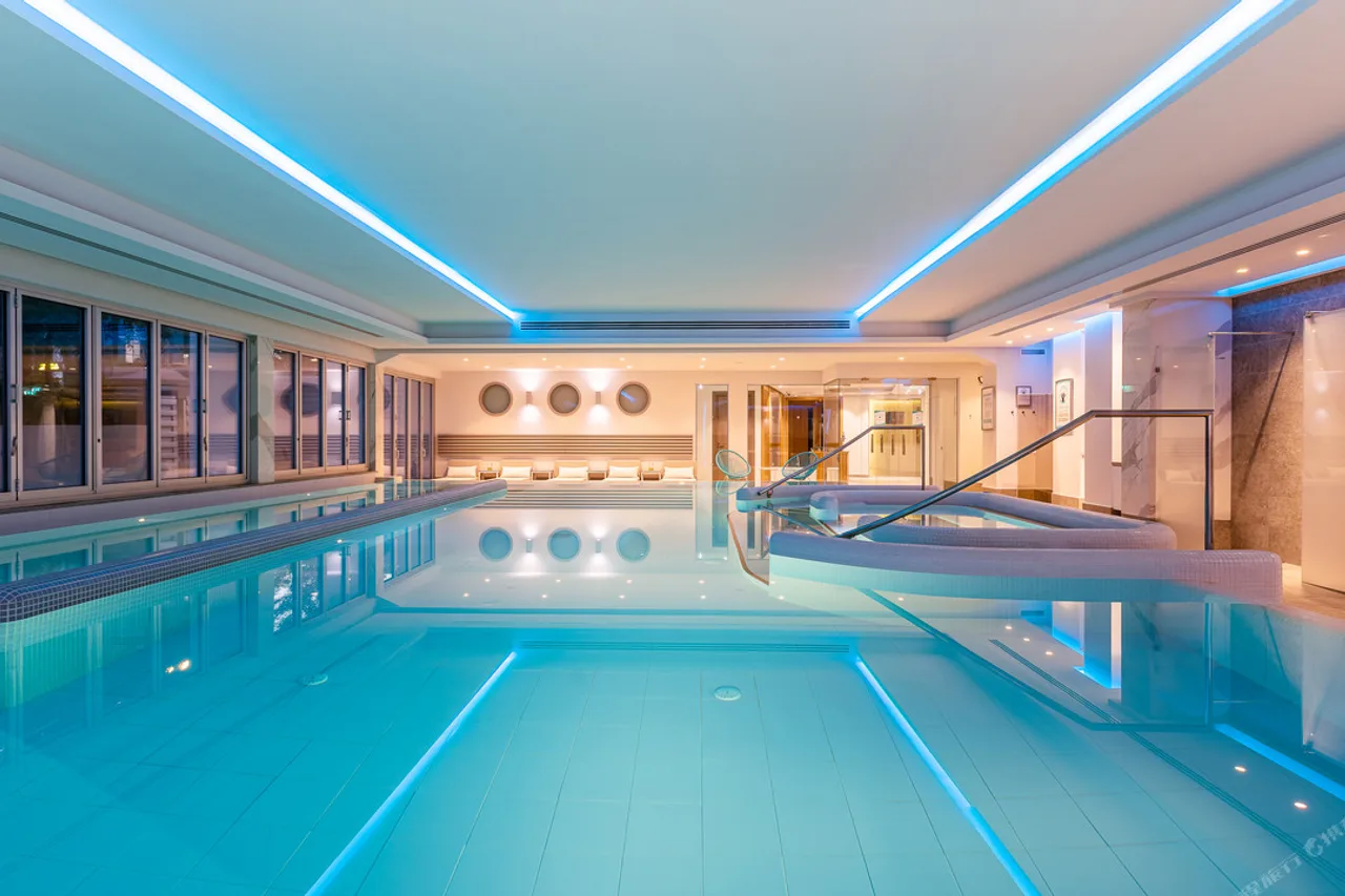 Crowne Plaza Limassol by IHG — ภาพห้องพักและบรรยากาศ