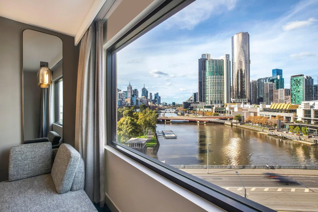 Crowne Plaza Melbourne — rooms and atmosphere