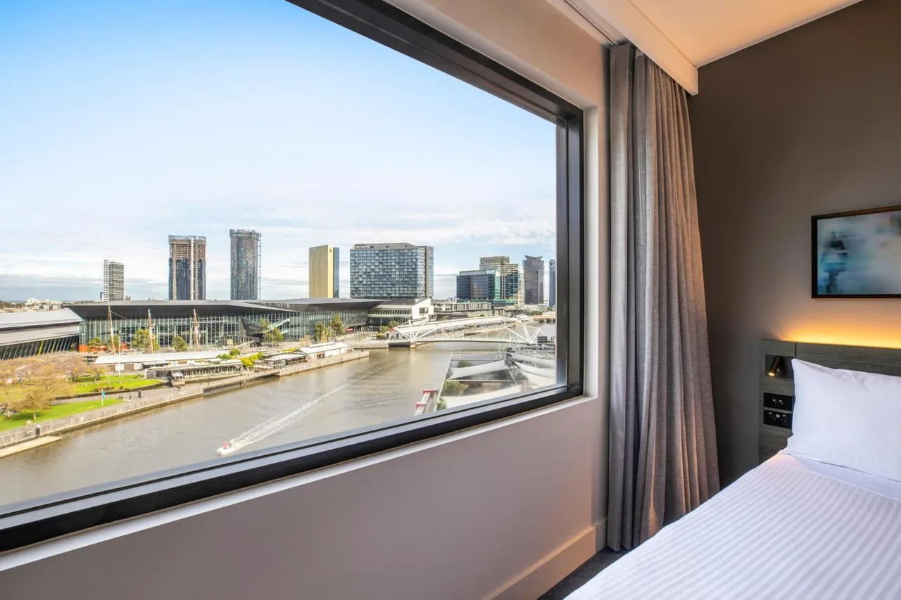 Crowne Plaza Melbourne — rooms and atmosphere