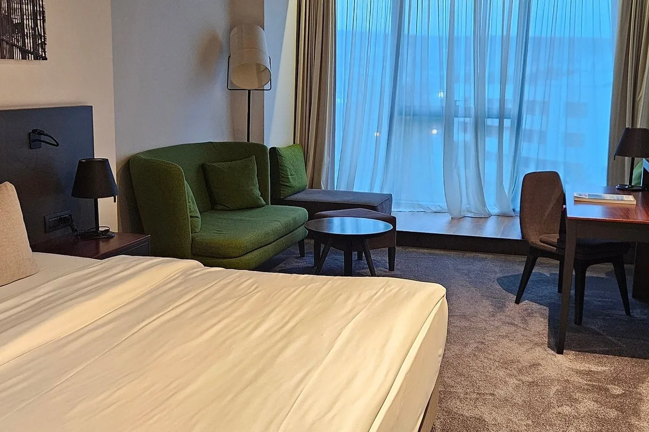 Crowne Plaza Podgorica by IHG (CUE) — ภาพห้องพักและบรรยากาศ