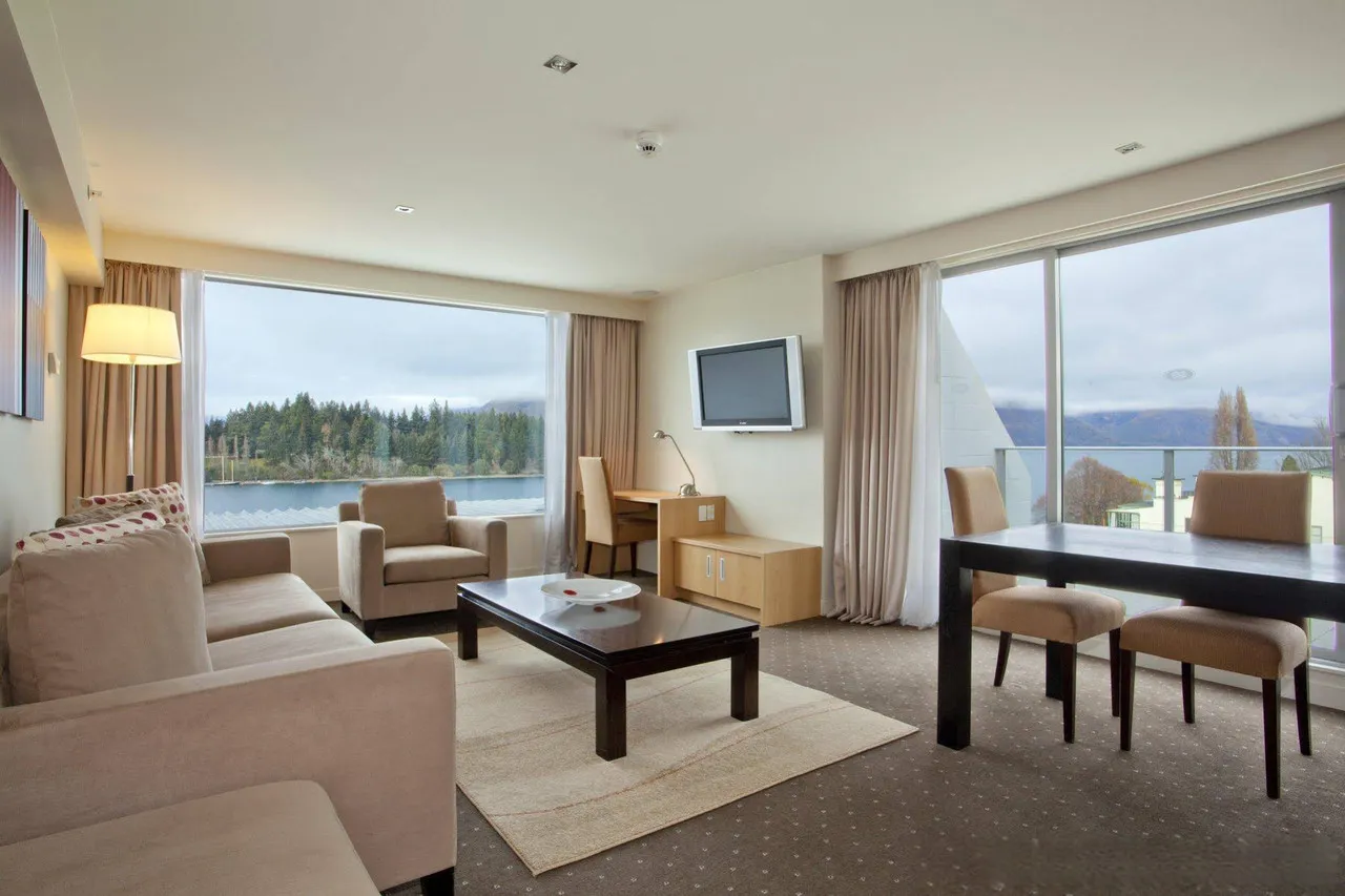 Crowne Plaza Queenstown by IHG — rooms and atmosphere