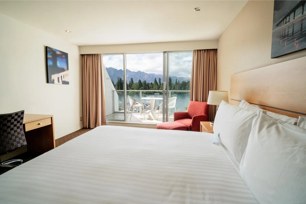 Crowne Plaza Queenstown by IHG — rooms and atmosphere