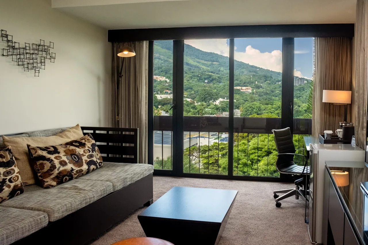 Crowne Plaza San Salvador — ภาพห้องพักและบรรยากาศ