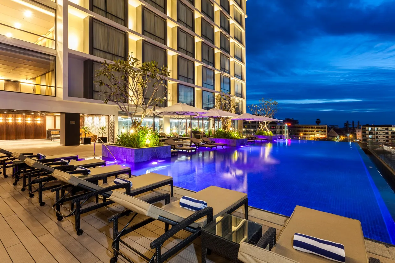 Crowne Plaza Vientiane — rooms and atmosphere