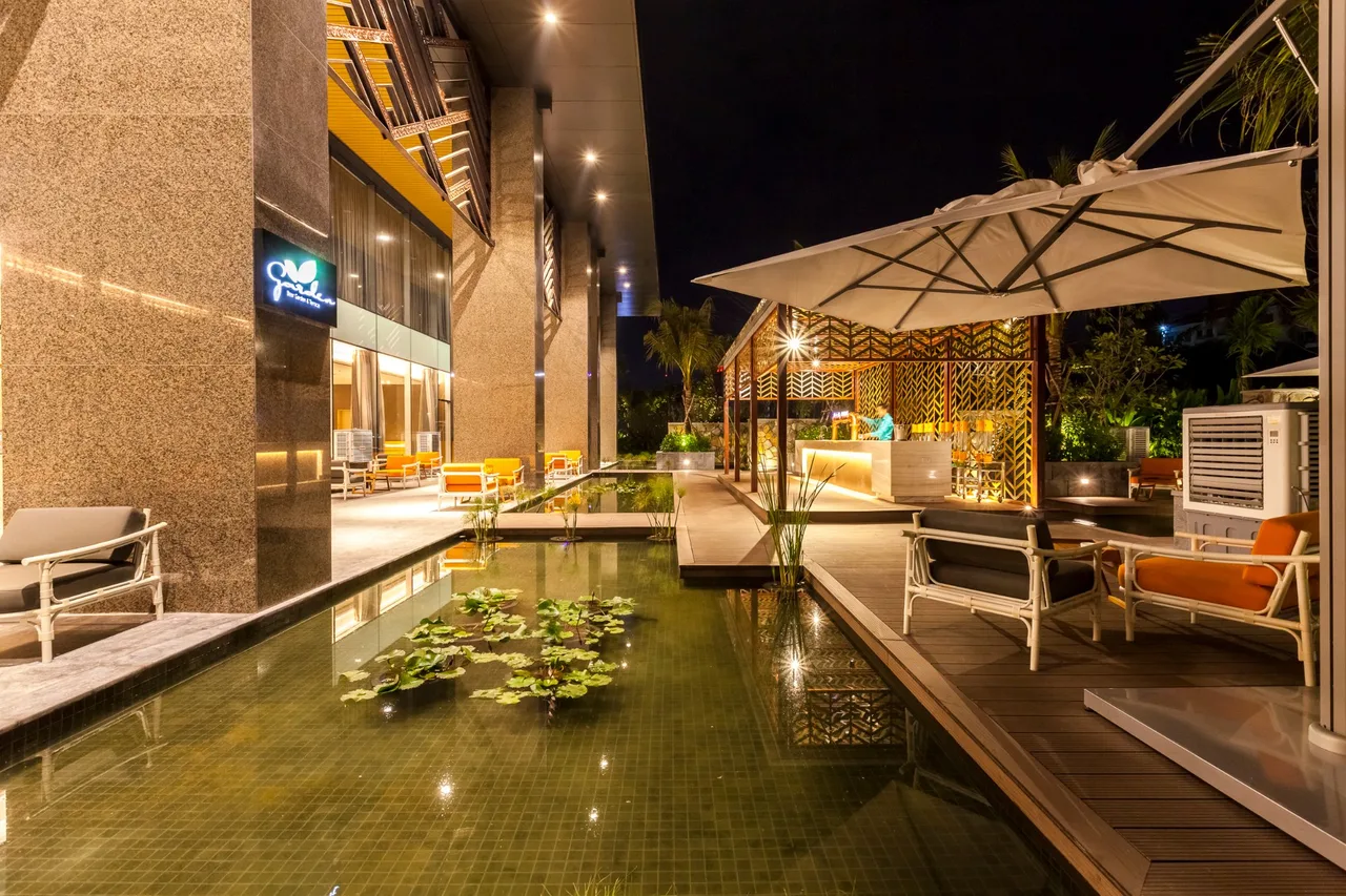 Crowne Plaza Vientiane — rooms and atmosphere