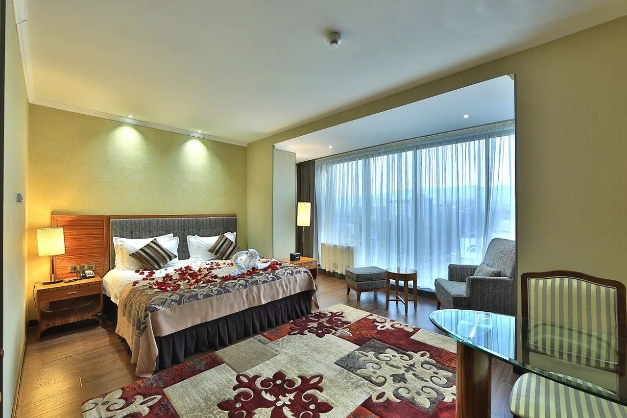 Damas International Hotel — โรงแรมในบิชเคก
