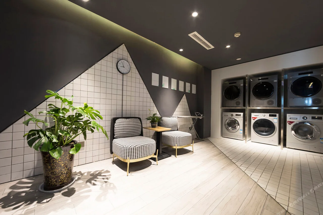 Days Hotel & Suites Luoyang — rooms and atmosphere