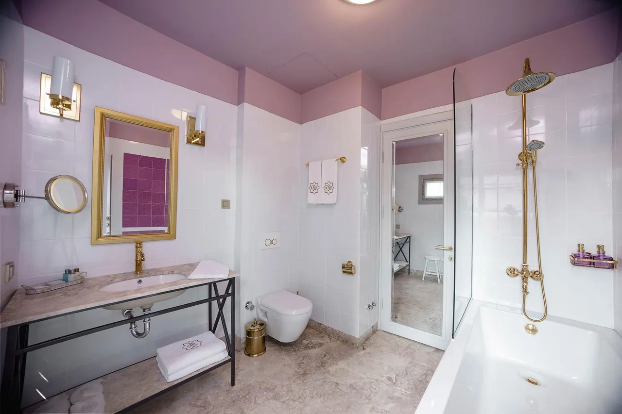 Delight Deluxe Boutique Hotel — rooms and atmosphere