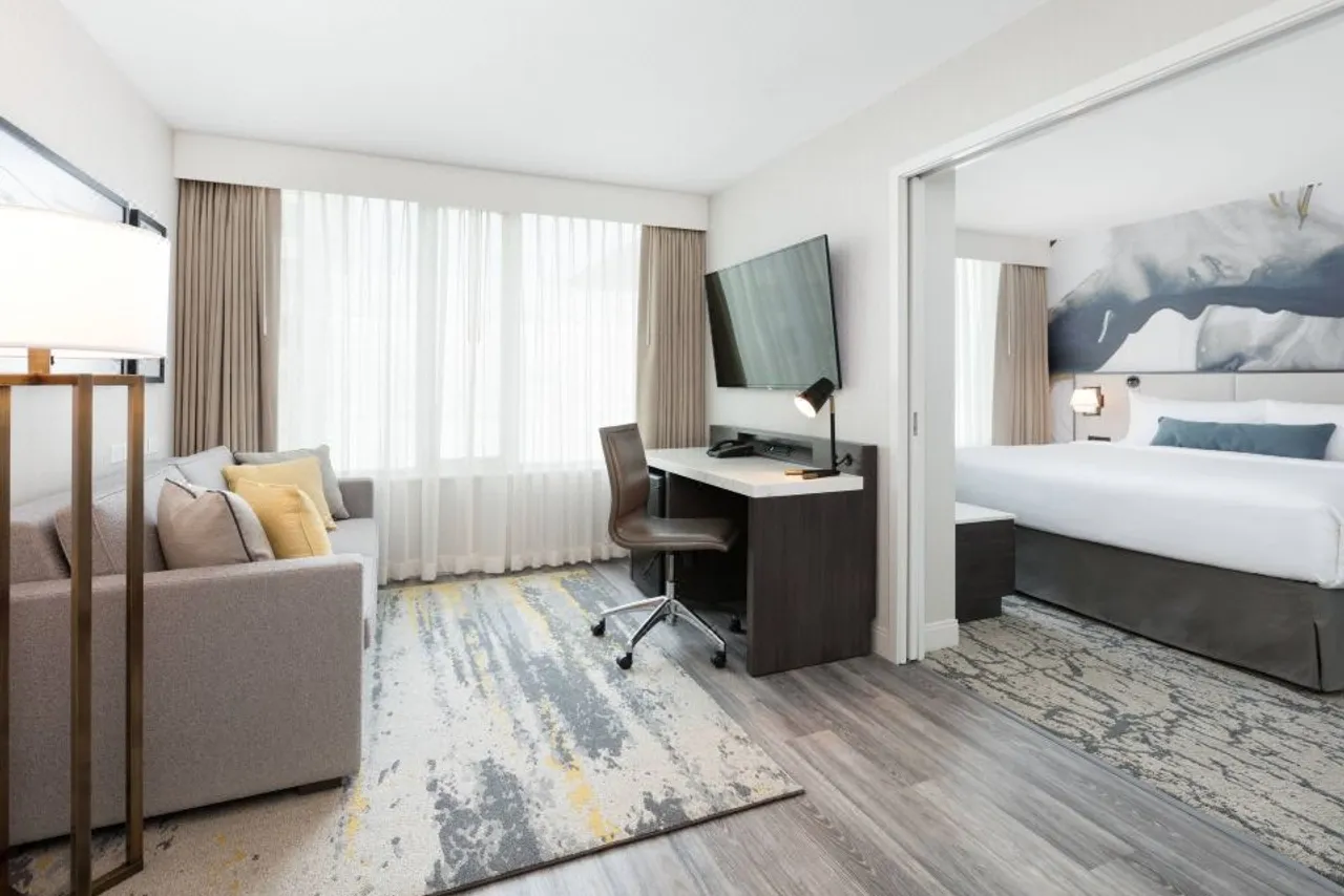 Delta Hotels by Marriott Vancouver Downtown Suites — ภาพห้องพักและบรรยากาศ