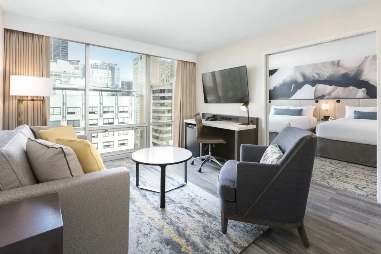 Delta Hotels by Marriott Vancouver Downtown Suites — ภาพห้องพักและบรรยากาศ