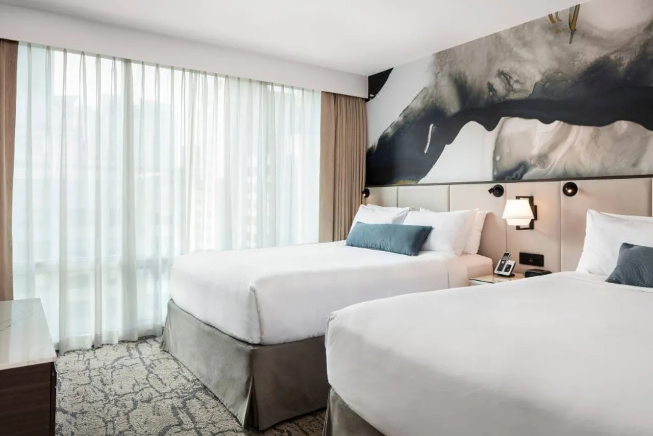 Delta Hotels by Marriott Vancouver Downtown Suites — ภาพห้องพักและบรรยากาศ