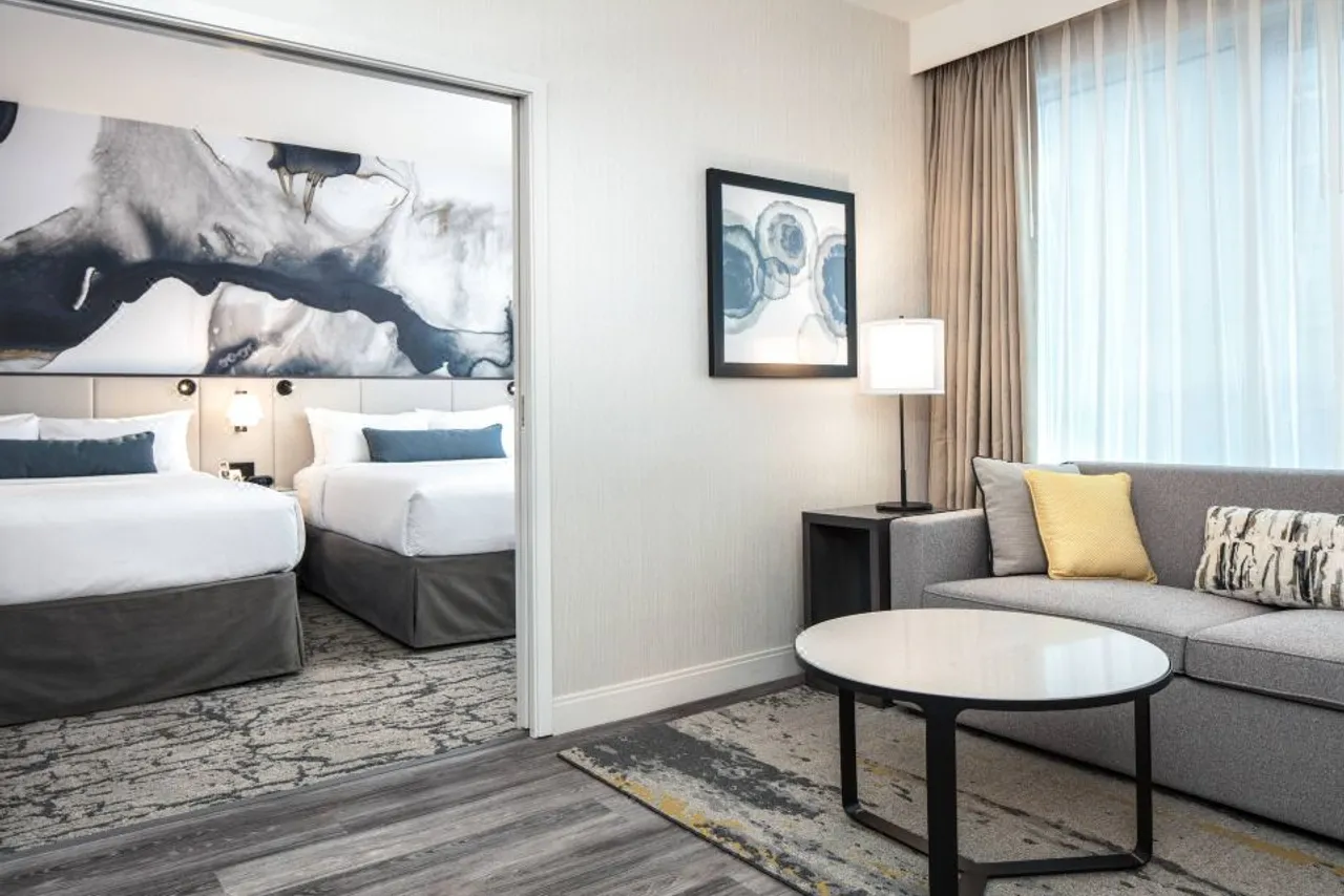 Delta Hotels by Marriott Vancouver Downtown Suites — ภาพห้องพักและบรรยากาศ