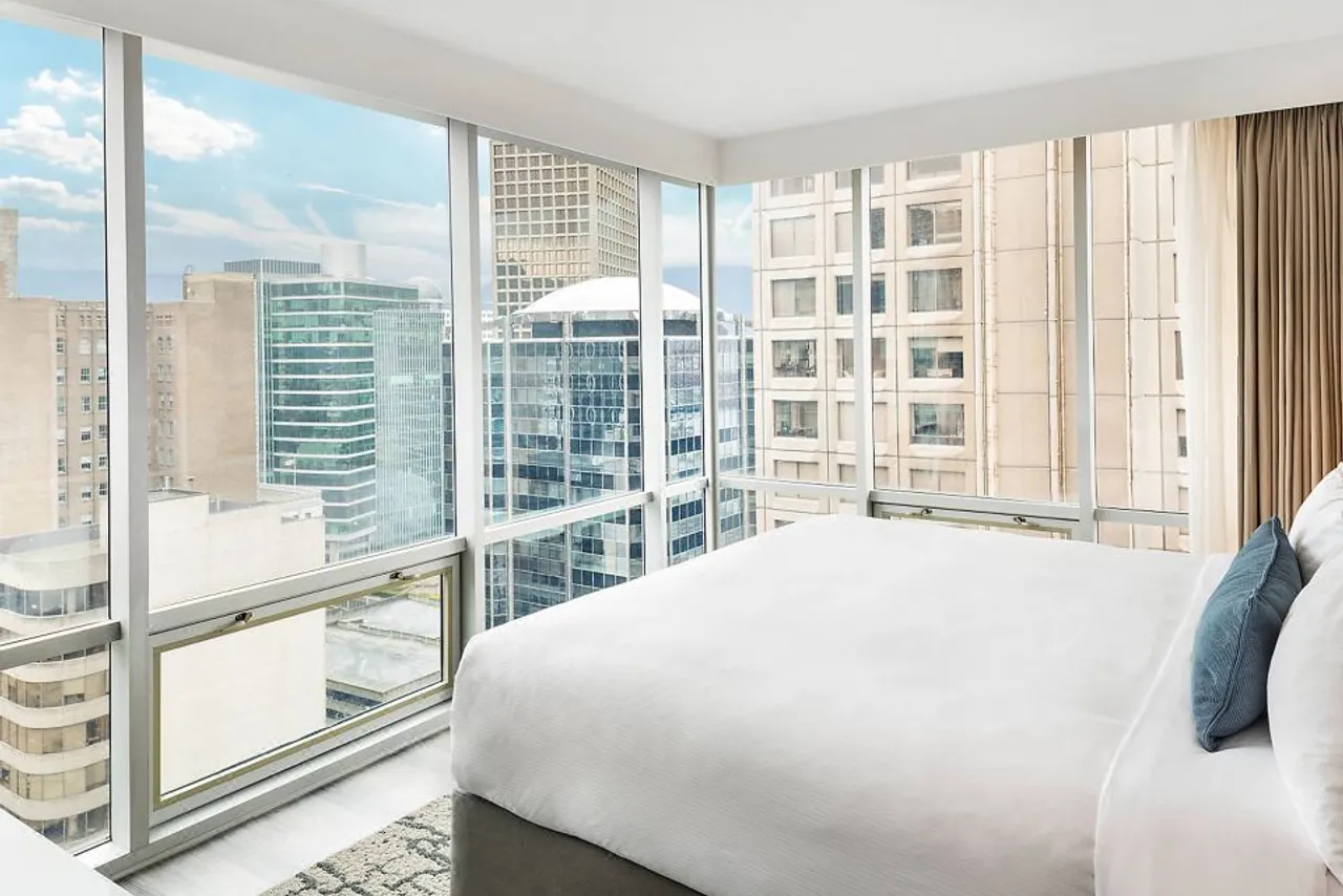 Delta Hotels by Marriott Vancouver Downtown Suites — ภาพห้องพักและบรรยากาศ