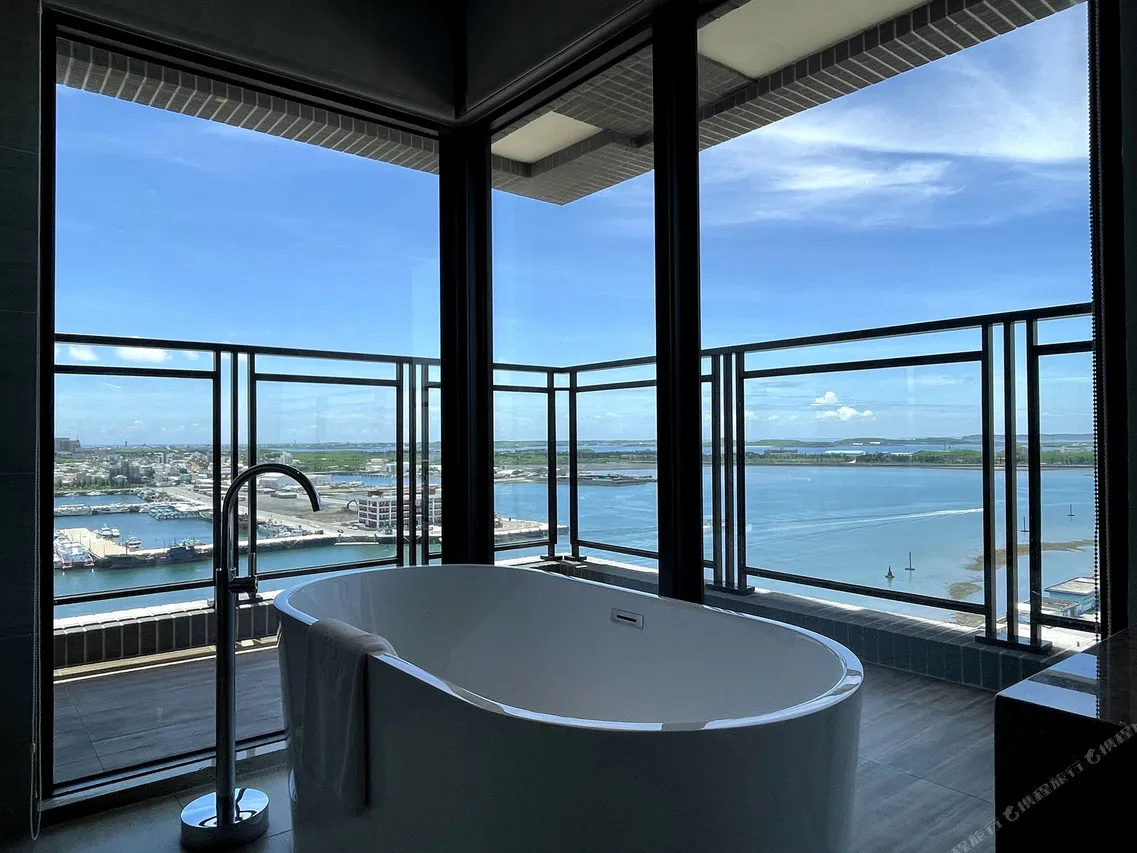 Discovery Hotel — rooms and atmosphere