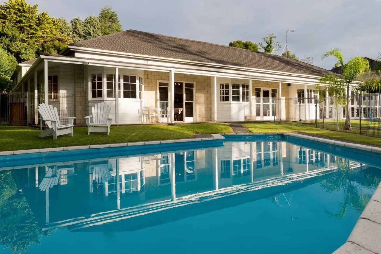 Discovery Settlers Hotel Whangarei — rooms and atmosphere