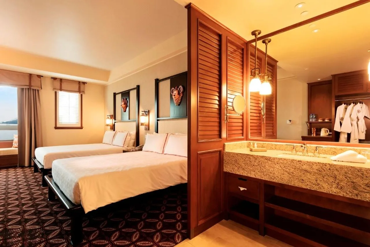 Disney Explorers Lodge — rooms and atmosphere