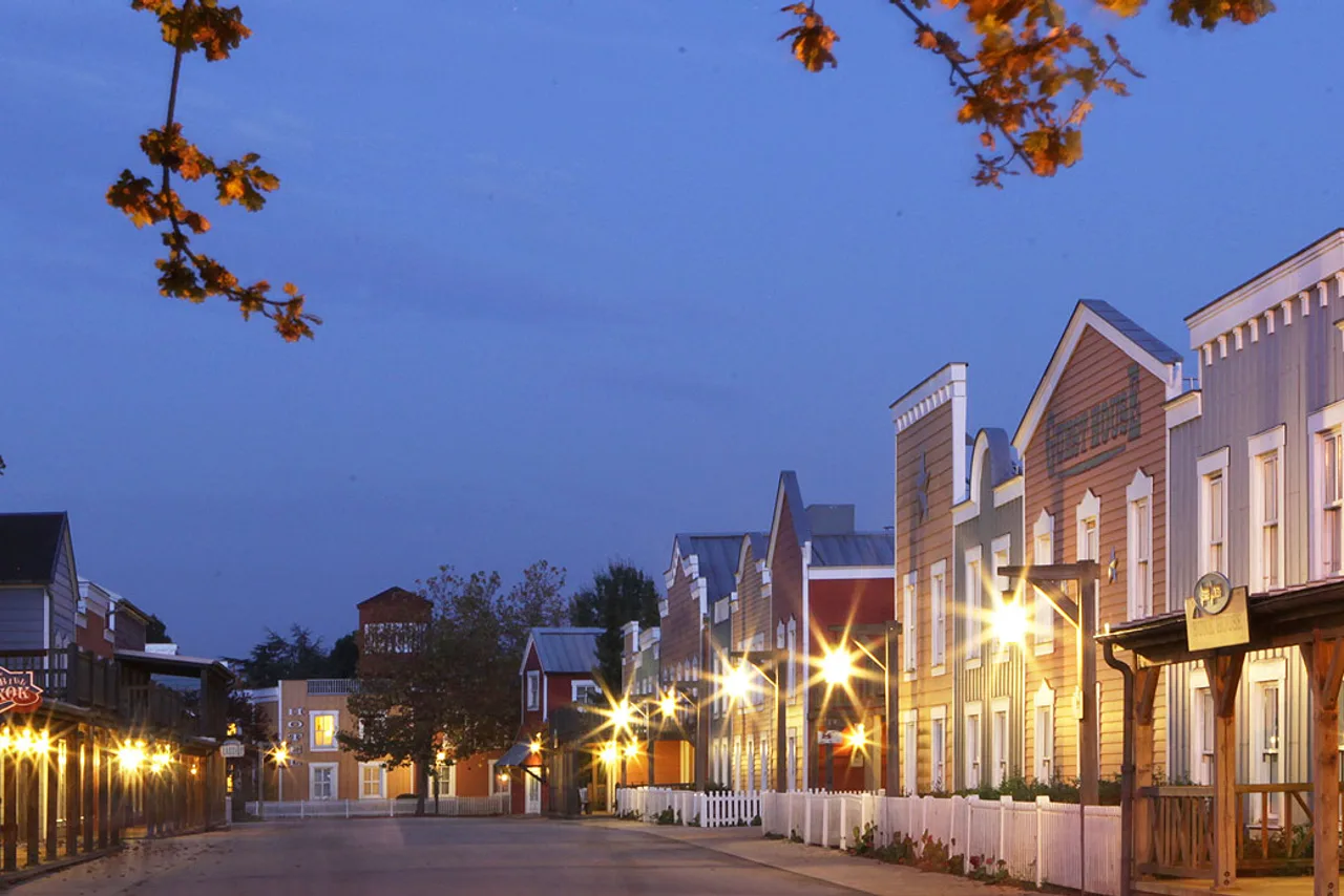 ถนนเมืองคาวบอยยามค่ำที่ Hotel Cheyenne