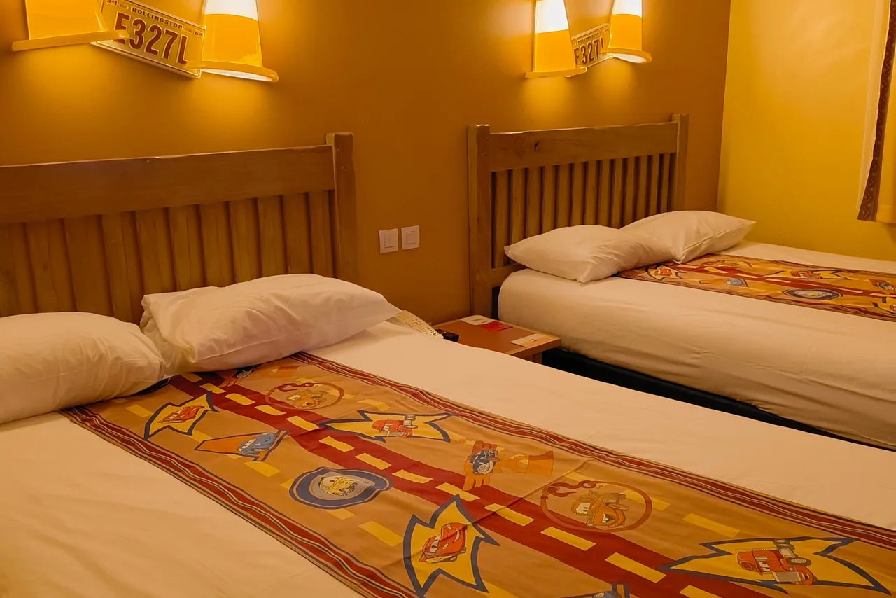 ห้องพักธีม Cars ผ้าคลุมเตียง Lightning McQueen ที่ Hotel Santa Fe
