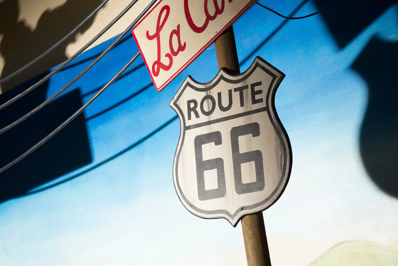 ป้าย La Cantina และ Route 66 ที่ห้องอาหารของ Hotel Santa Fe