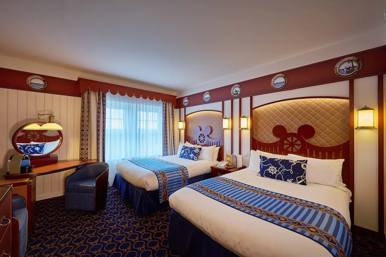 ห้องพักธีมเดินเรือหัวเตียงวงล้อเรือ Mickey ที่ Newport Bay Club