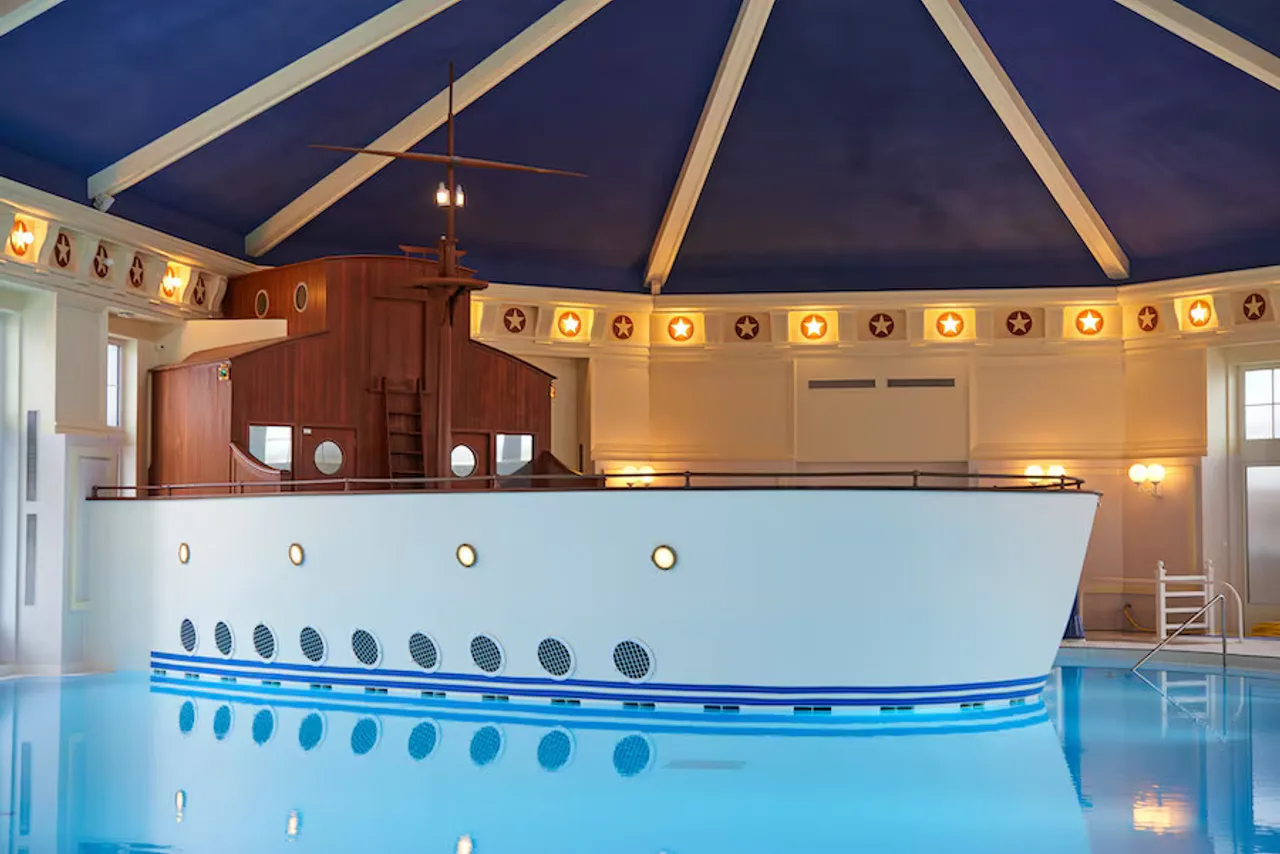 สระในร่มรูปเรือใบยักษ์ที่ Newport Bay Club