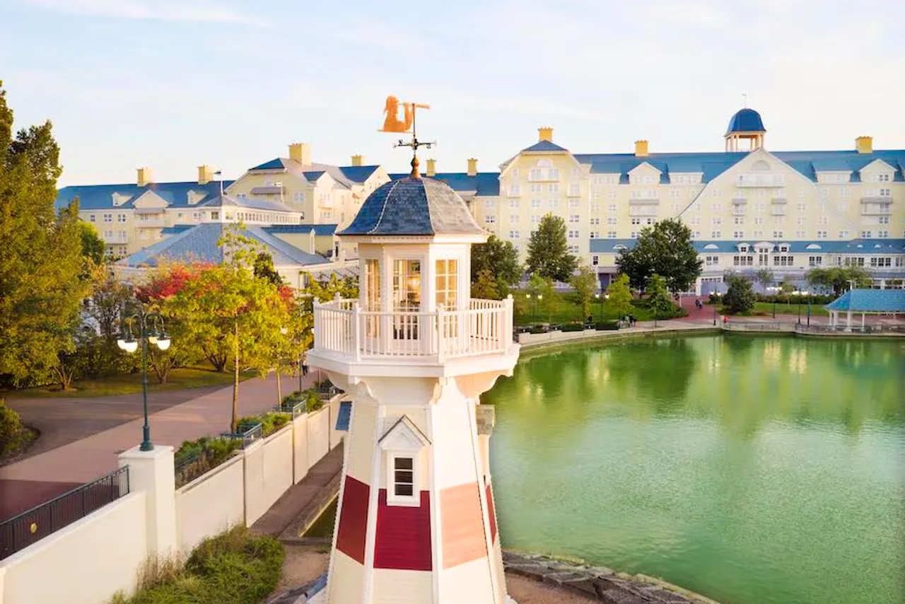 ประภาคารริม Lake Disney หน้าโรงแรม Newport Bay Club
