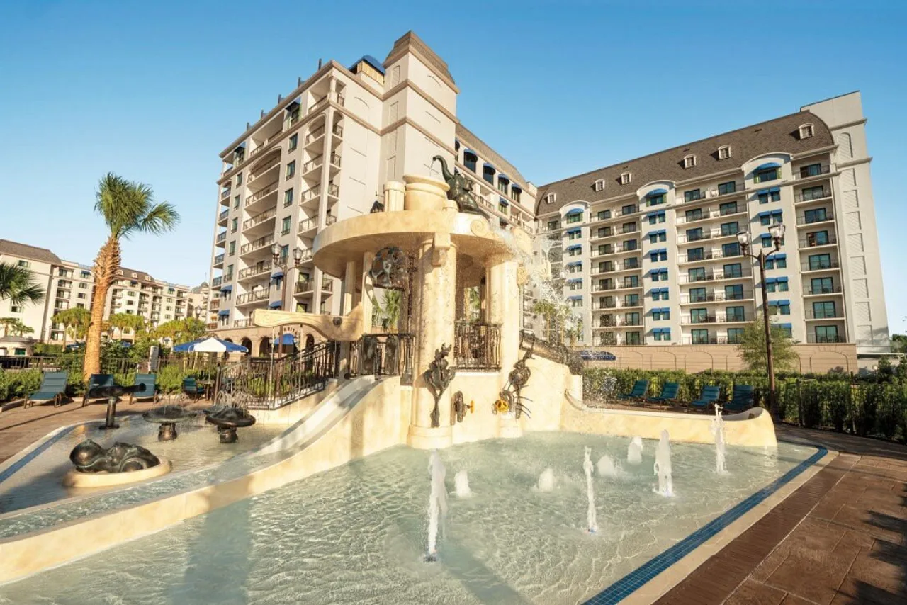 Riviera Pool และสไลเดอร์ที่ Riviera Resort
